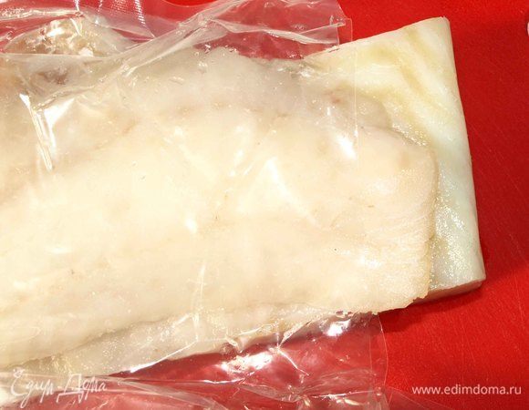 Треску нарезать некрупными кусками.