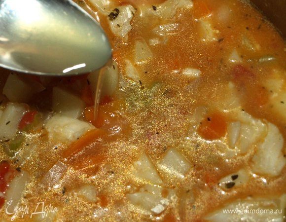 Добавить лимонный сок. Готовый суп снять с огня, дать постоять 10 минут и можно подавать. Подавать с зеленью петрушки, свежими овощами, хлебцами.