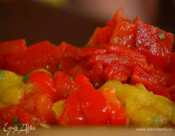 Сладкий перец запечь в духовке, затем удалить кожицу, семена и плодоножку, мякоть порубить.