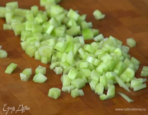 Огурцы очистить от кожуры и нарезать маленькими кубиками.