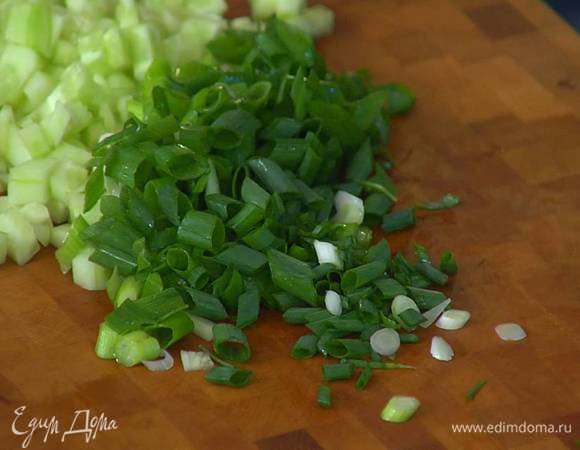 Зеленый лук мелко порубить.