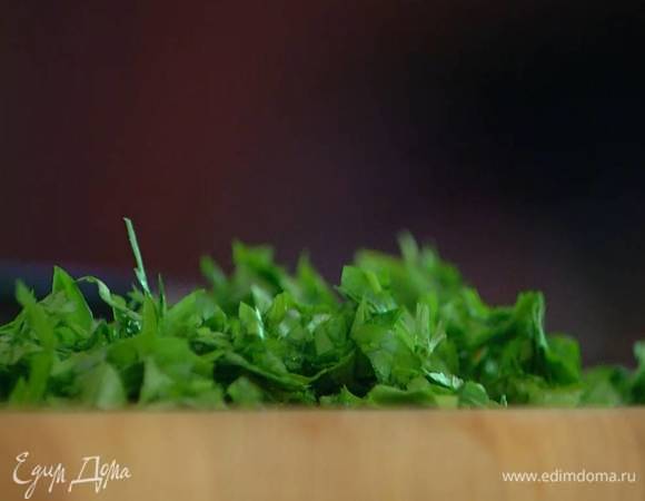 Кинзу мелко порезать.