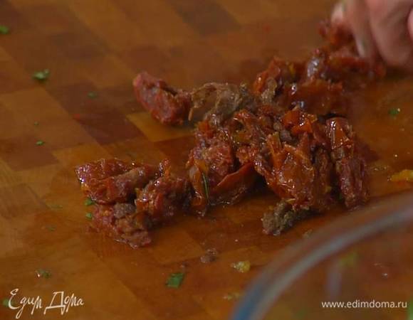 Вяленые помидоры нарезать небольшими кусочками.