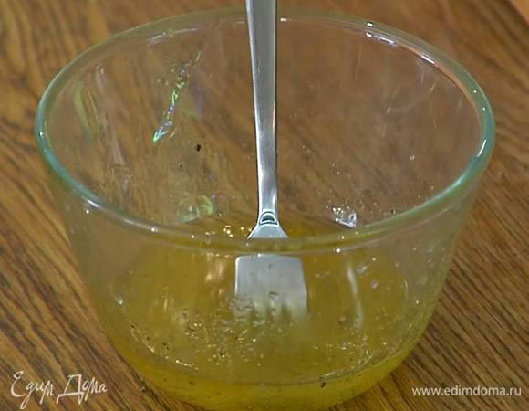 Приготовить заправку: масло от вяленых помидоров соединить с соком лайма, посолить, поперчить и перемешать.