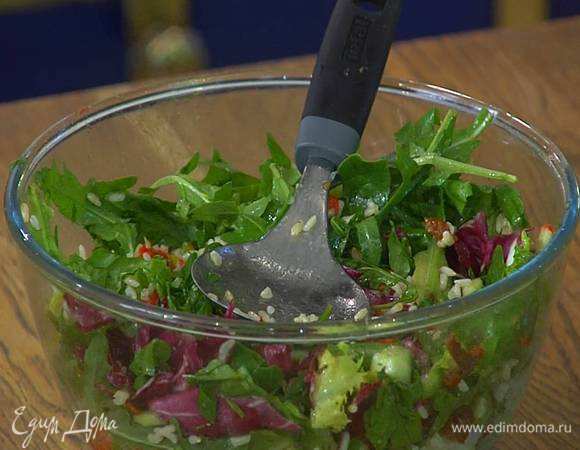 Салатный микс и руколу выложить в глубокий салатник, добавить все нарезанные овощи, зелень и отваренный рис, полить заправкой и перемешать.