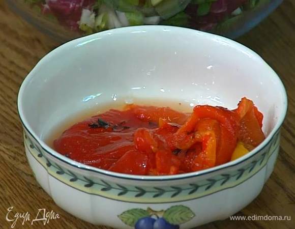 Сладкий перец запечь в духовке, затем удалить кожицу, семена и плодоножку, мякоть мелко порезать.