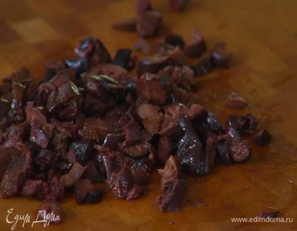 Оливки мелко порубить.