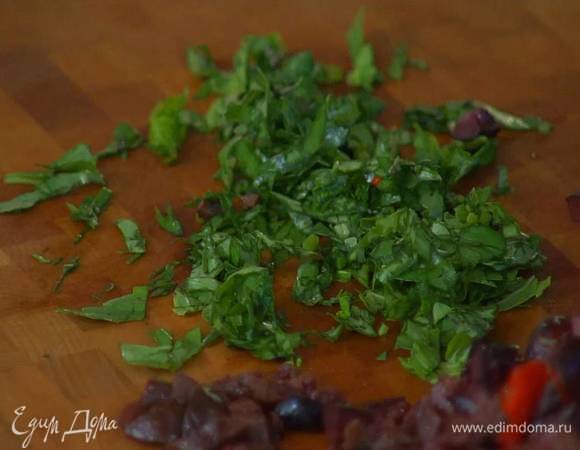 Базилик мелко порубить.