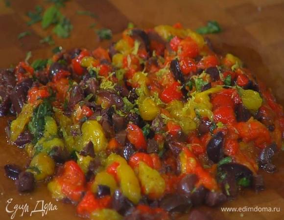 Приготовить соус: сладкий перец соединить с оливками и базиликом, влить оливковое масло Extra Virgin, добавить черный перец, чили, цедру и сок лайма, все перемешать.