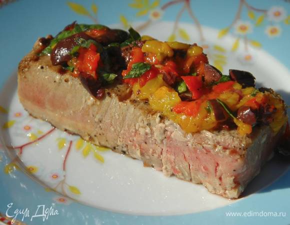 Обжаренные стейки переложить на блюдо, сверху выложить соус.