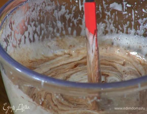 Влить остывший растопленный шоколад и все перемешать.