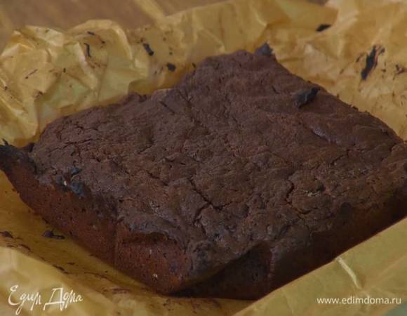 Выпекать брауни в разогретой духовке 25‒27 минут, затем вынуть из формы и дать остыть.