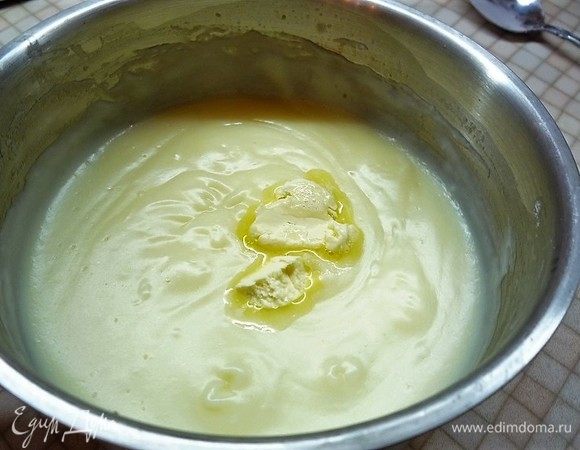 Готовый крем снимаем с огня, добавляем кусочек сливочного масла, накрываем крышкой и остужаем. Периодически крем перемешиваем, чтобы не образовывалась корочка.