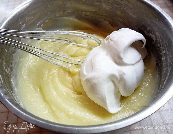 Сливки взбиваем до крепких пиков и добавляем в остывший крем.
