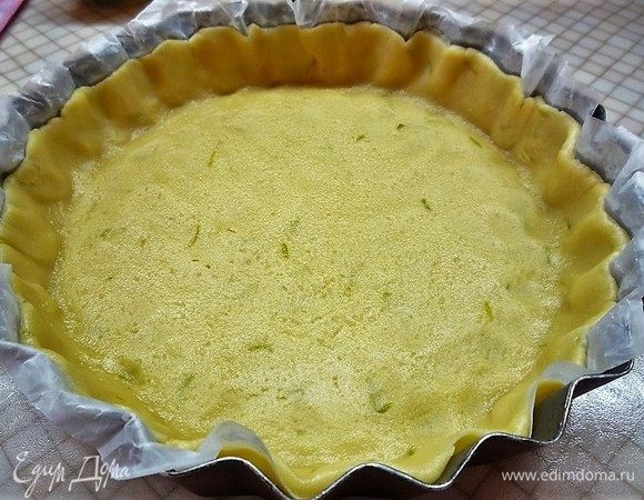 Тесто вынимаем из холодильника, аккуратно раскатываем на пергаменте и переносим в форму для выпечки. У меня форма размером 25 см.