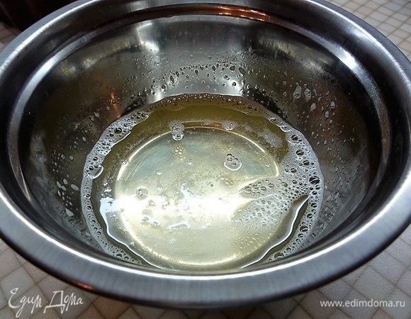 Готовим желе. Желатин заливаем водой, затем распускаем по инструкции (я использовала обычный желатин, выдержала 10 минут и подогрела на водяной бане).