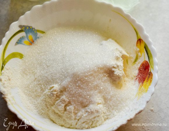 Для орехового штрейзеля смешиваем сахар, муку и масло.