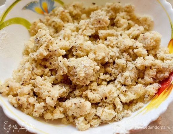 Перетираем все ингредиенты для штрейзеля до образования крошки.