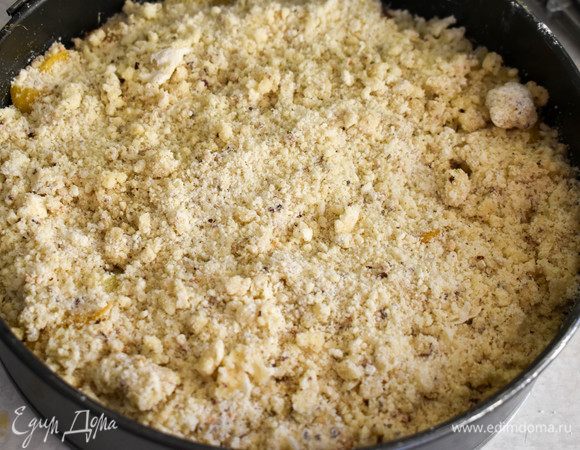 Выкладываем штрейзель на персики и отправляем пирог в духовку выпекаться при температуре 170°С. Мне потребовалось 45 минут. Затем даем пирогу немного остыть.