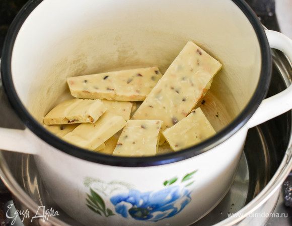 Тем временем займемся шоколадом. Растопим его с маслом на водяной бане. 