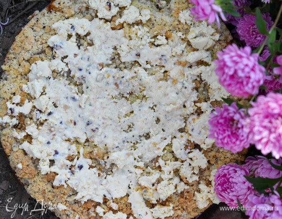 С помощью кондитерского мешка или шприца наносим массу на пирог. У меня шоколадка была с орехами, потому красивого рисунка сделать не получилось. Я просто намазала верх пирога.