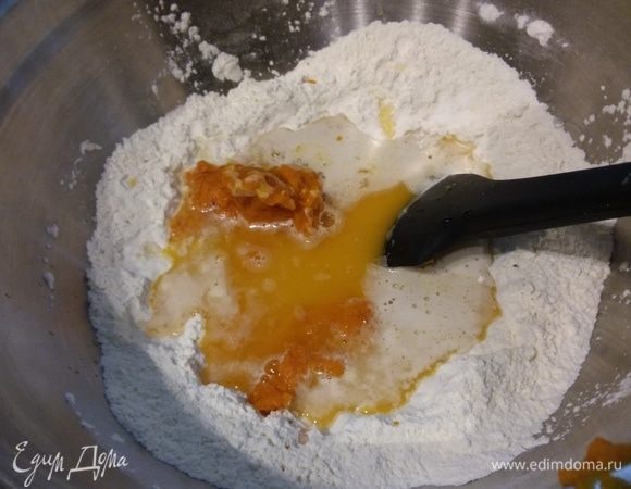 Когда появится характерная дрожжевая шапочка, влить остальную воду, соль и теплое тыквенное пюре. Замесить грубое тесто. Месить долго не нужно, тесто не должно быть гладким. Укрыть пленкой и поставить в теплую духовку на расстойку, пока тесто увеличится в два раза. 