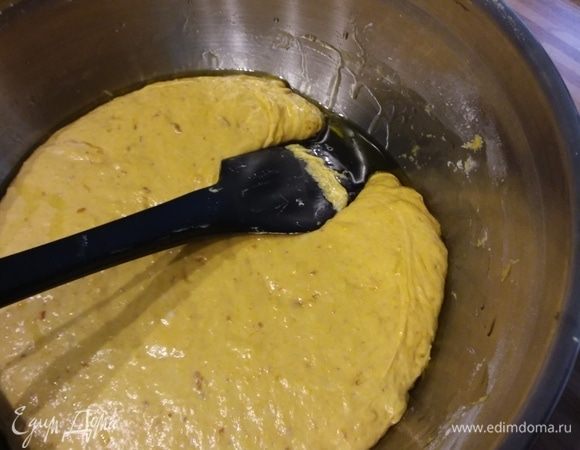 Теперь нужно тесто обмять, но следующим образом. Для этого нужно тонкой струйкой влить оливковое масло по краям чаши (2-3 ст. л.) и силиконовой лопаточкой отделить тесто от стенок.