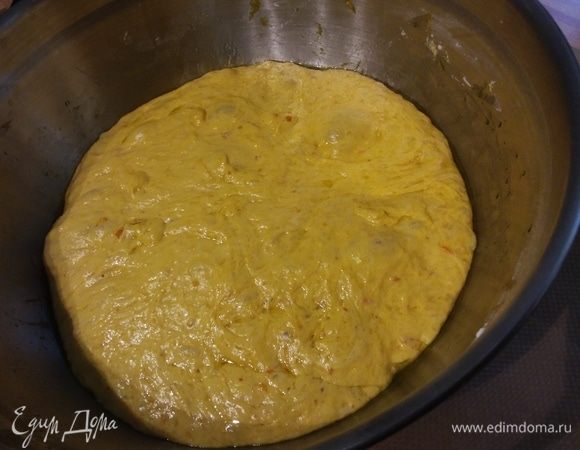 Через 20 мин повторить растяжку теста еще раз и дать ему опять 20 мин отдохнуть. С каждым новым прикосновением к тесту вы почувствуете как оно уплотняется, становится эластичным и гладким. На фото тесто после вторых 20 минут. 