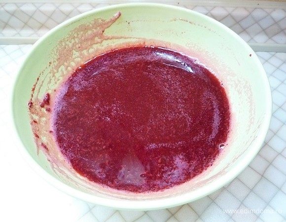 Вишню пюрируем блендером, добавляем сахарную пудру, перемешиваем, вливаем готовый желатин и еще раз хорошо перемешиваем.