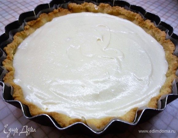 На корж выкладываем заварной крем, аккуратно разравниваем.