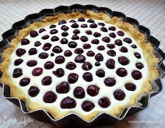 Поверх крема выкладываем вишню, можно слегка утопить ее в креме.