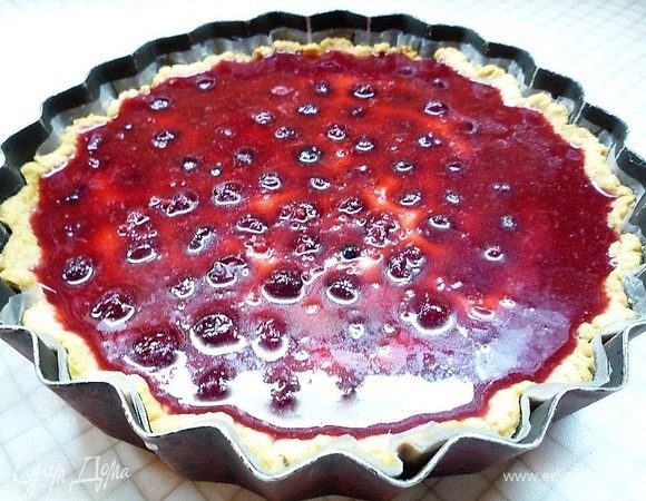 Сверху на вишню аккуратно выливаем остывшее желе. Убираем тарт на два часа в холодильник.