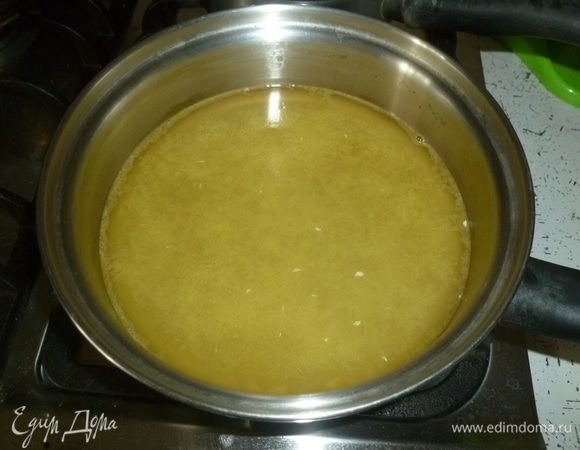 Разогреть духовку до 190°С. Из апельсинов выжать сок и вылить в небольшой сотейник. Поставить на слабый огонь.