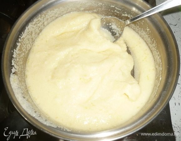 Буквально через минутку всыпать манную крупу, одновременно помешивая. Сварить кашу и снять с огня. Немного остудить.