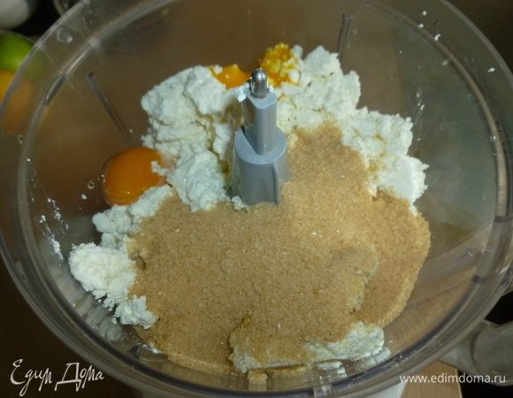 В комбайн установить ножевую насадку, добавить творог, половину желтков, сахар (оставить 2 ст. л), ванильный сахар. Прокрутить в однородную массу.