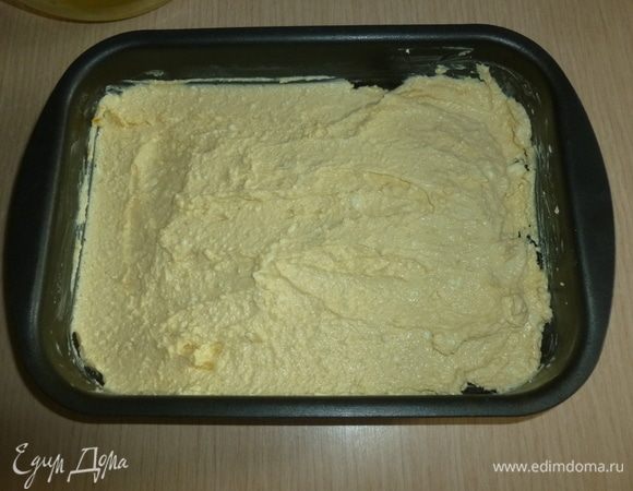 Форму для запекания смазать маслом, выложить творожную массу.