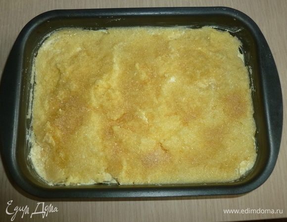 Сверху распределить кашу, присыпать оставшимся сахаром. Поставить в духовку на 30–40 минут.