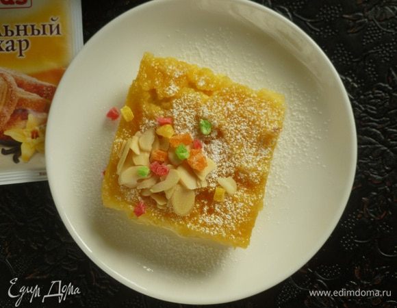 Готовую запеканку посыпать сахарной пудрой, украсить цукатами и миндальными лепестками. Приятного аппетита!