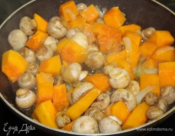 В сковороде, где жарилась курица, обжарить репчатый лук до прозрачности, добавить шампиньоны и кусочки тыквы, потомить пару минут, чтобы смешались запахи и вкусы.