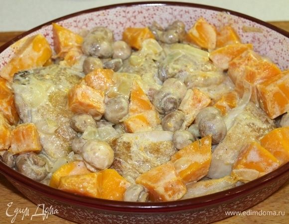 Выложить овощи к курице в форму, добавить сливки, перемешать, посолить, поперчить по вкусу. Добавить щепотку мускатного ореха и отправить в духовку.