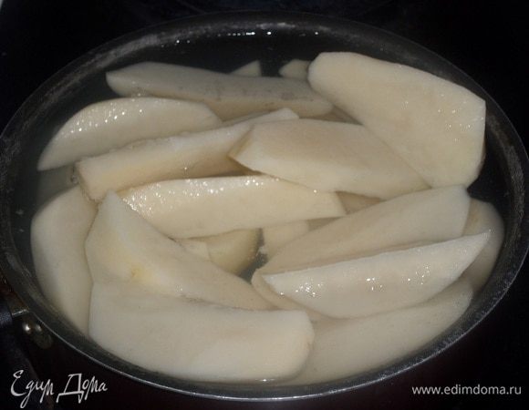 Картофель моем, очищаем, выкладываем в кастрюлю. Варим до готовности в подсоленной воде.