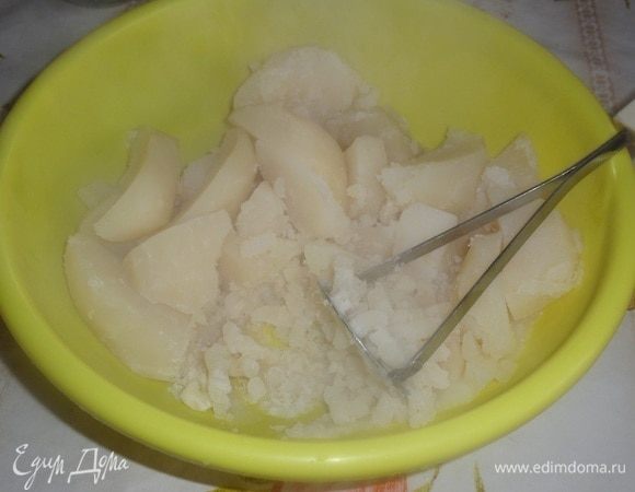 Отварной картофель выкладываем в чашку. Разминаем.