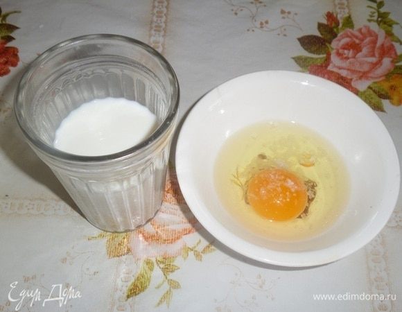 Подогреваем молоко. Яйцо взбиваем со щепоткой соли.