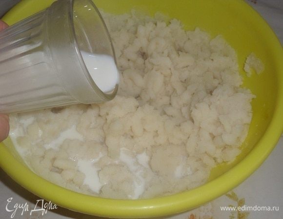 В картофельную массу добавляем теплое молоко. Хорошо перемешиваем, доводим до однородного состояния. Остужаем. 