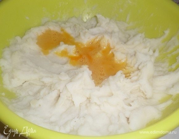 Добавляем в картофельное пюре взбитое яйцо. Хорошо перемешиваем.