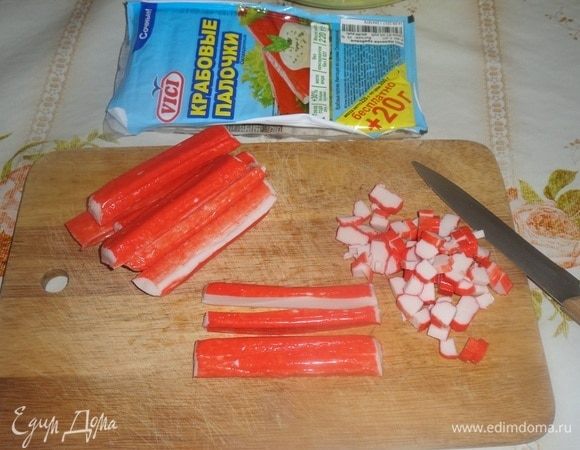 Нарезаем крабовые палочки.