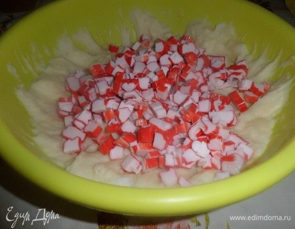 В картофельное пюре добавляем нарезанные крабовые палочки. Хорошо перемешиваем.