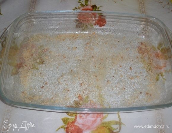 Форму для запекания смазываем маслом и посыпаем сухарями (1–2 ст. л.).