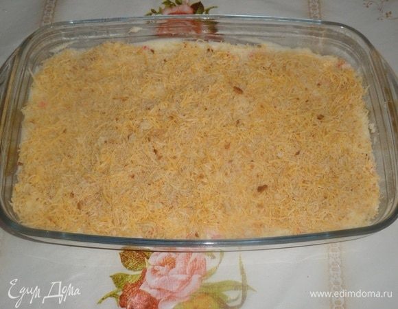 Этой крошкой посыпаем картофельно-крабовую массу.