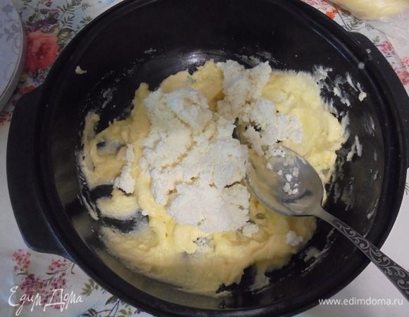 Добавьте творог, перемешайте.
